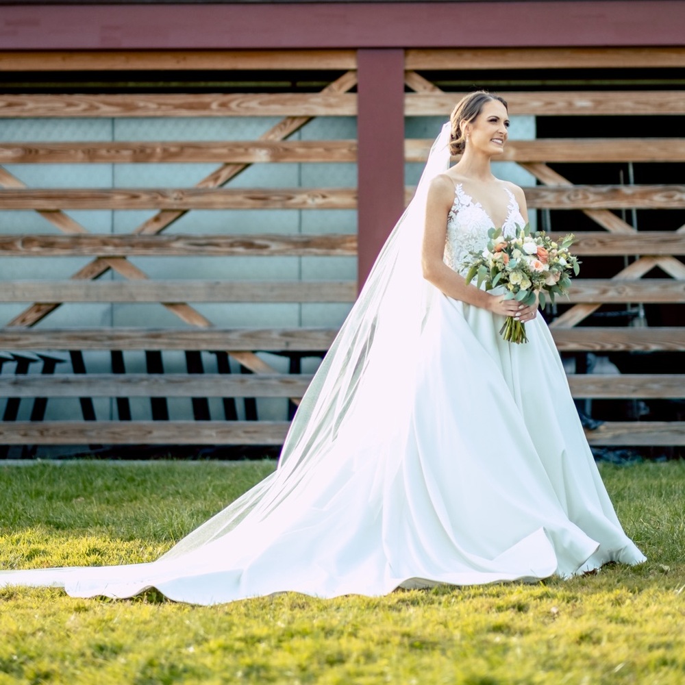 Allure bridal gown style 3112/size 6/street size 0-2 &floor length tiered veil